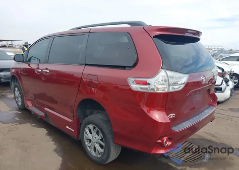 2014 Toyota Sienna Se 8 Passenger z USA, uszkodzony, nr VIN 5TDXK3DCXES508740